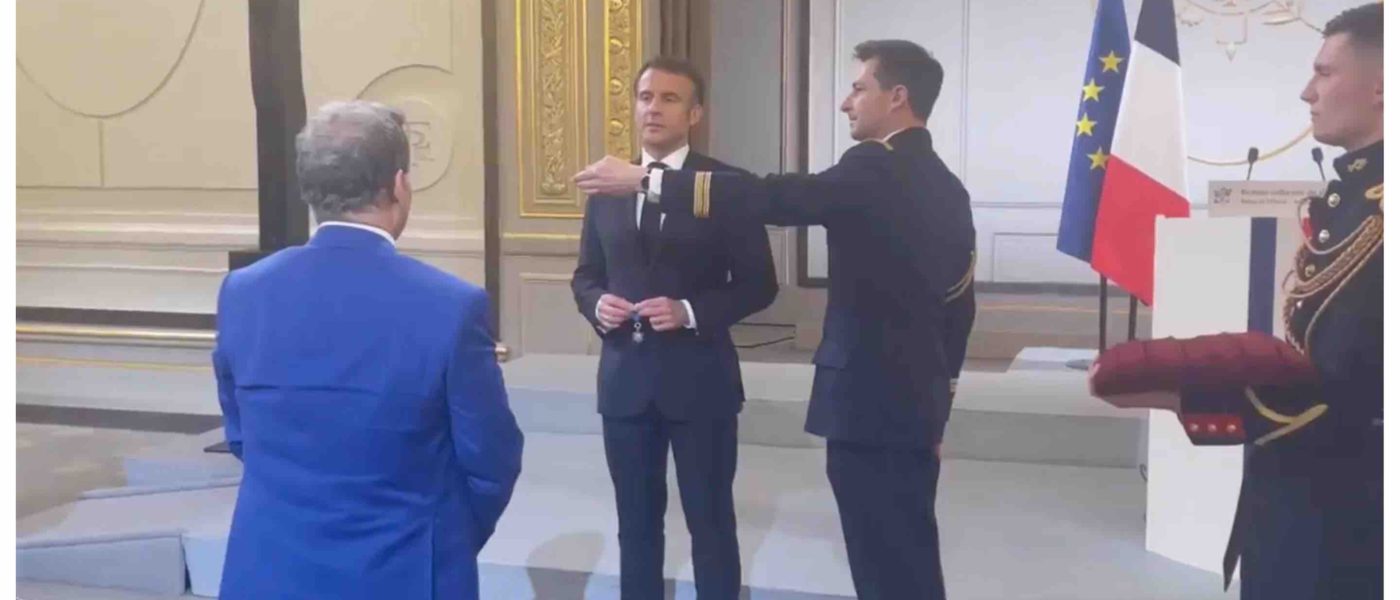 Emmanuel Macron décore Mehdi Qotbi de l’insigne de Grand officier de l’Ordre national du Mérite